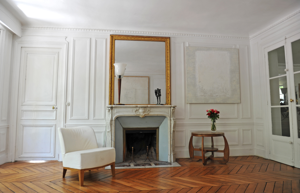 lun appartement de style haussmannien avec cheminée, parquet en biseau
