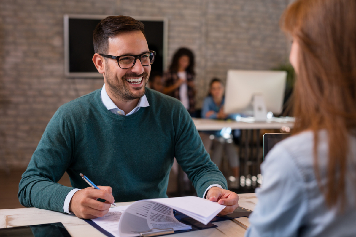 Gestion locative Bordeaux – un homme est en rendez-vous avec une cliente pour la gestion d’un bien