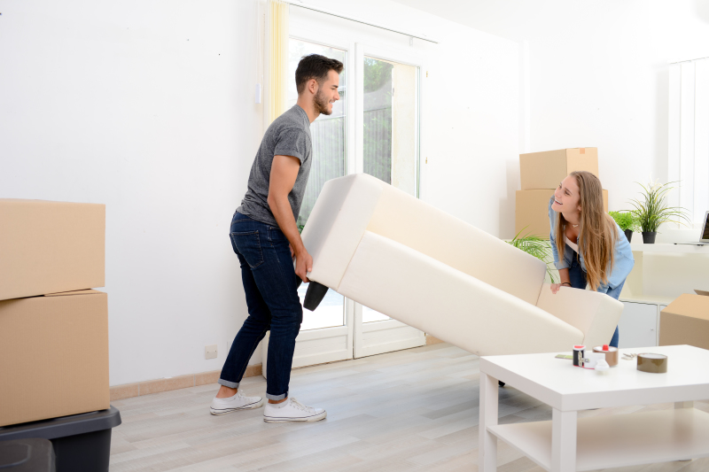 Loi Pinel et colocation – Deux colocataires en train d’installer leurs meubles dans leur nouvel appartement