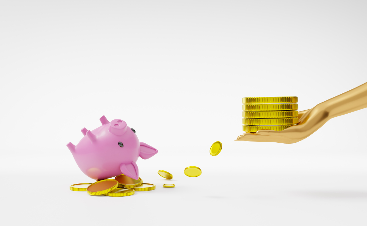 la moyenne des nouvelles demandes d’apport tourne autour de 50 000 euros pret immobilier apport personnel – une main dorée porte une pile de pièces vers un cochon tirelire renversé