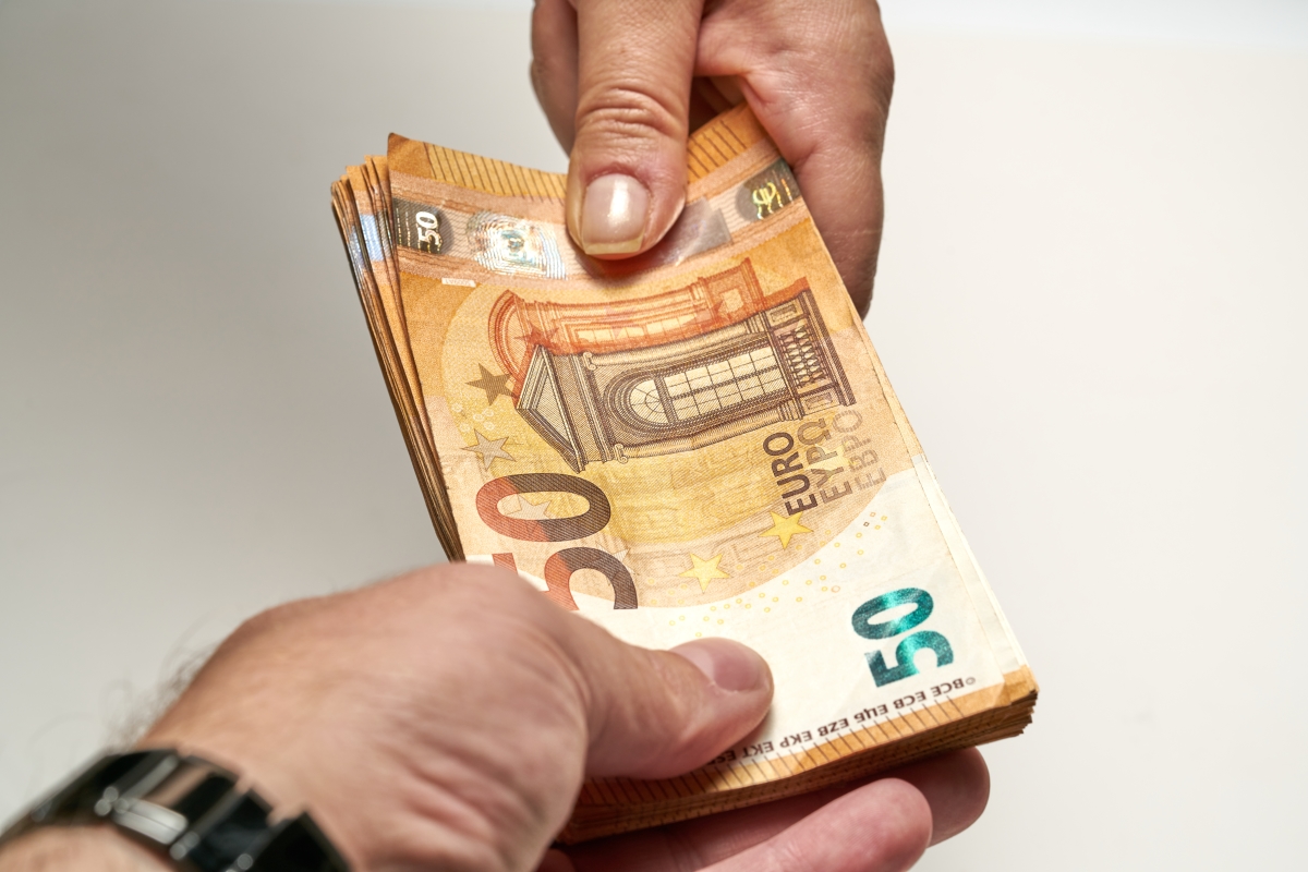 aide financière pour une borne de recharge électrique - poignée de billets de 520 euros