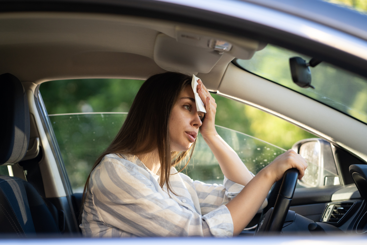 rue Saget Bordeaux – femme au volant s’essuyant le front