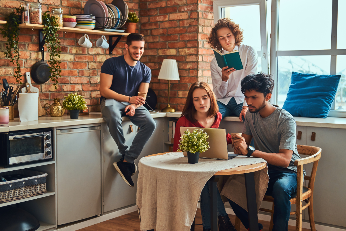 investissement locatif meublé – des étudiants dans la cuisine de leur appartement meublé