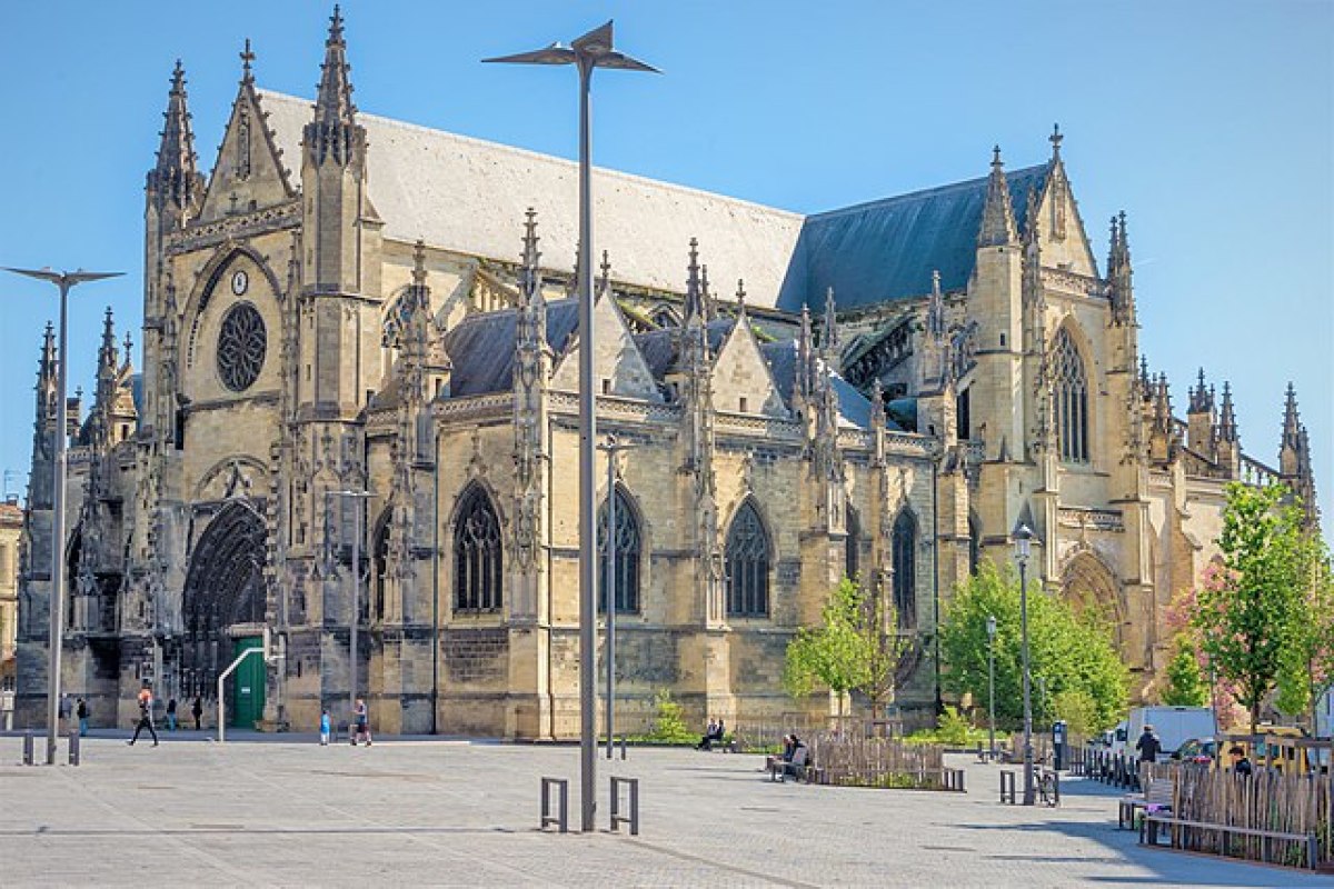 La Basilique Saint-Michel à Bordeaux, autour de laquelle est régulièrement organisé un marché aux puces Quartier Bordeaux — La Basilique Saint-Michel de Bordeaux recèle de secrets