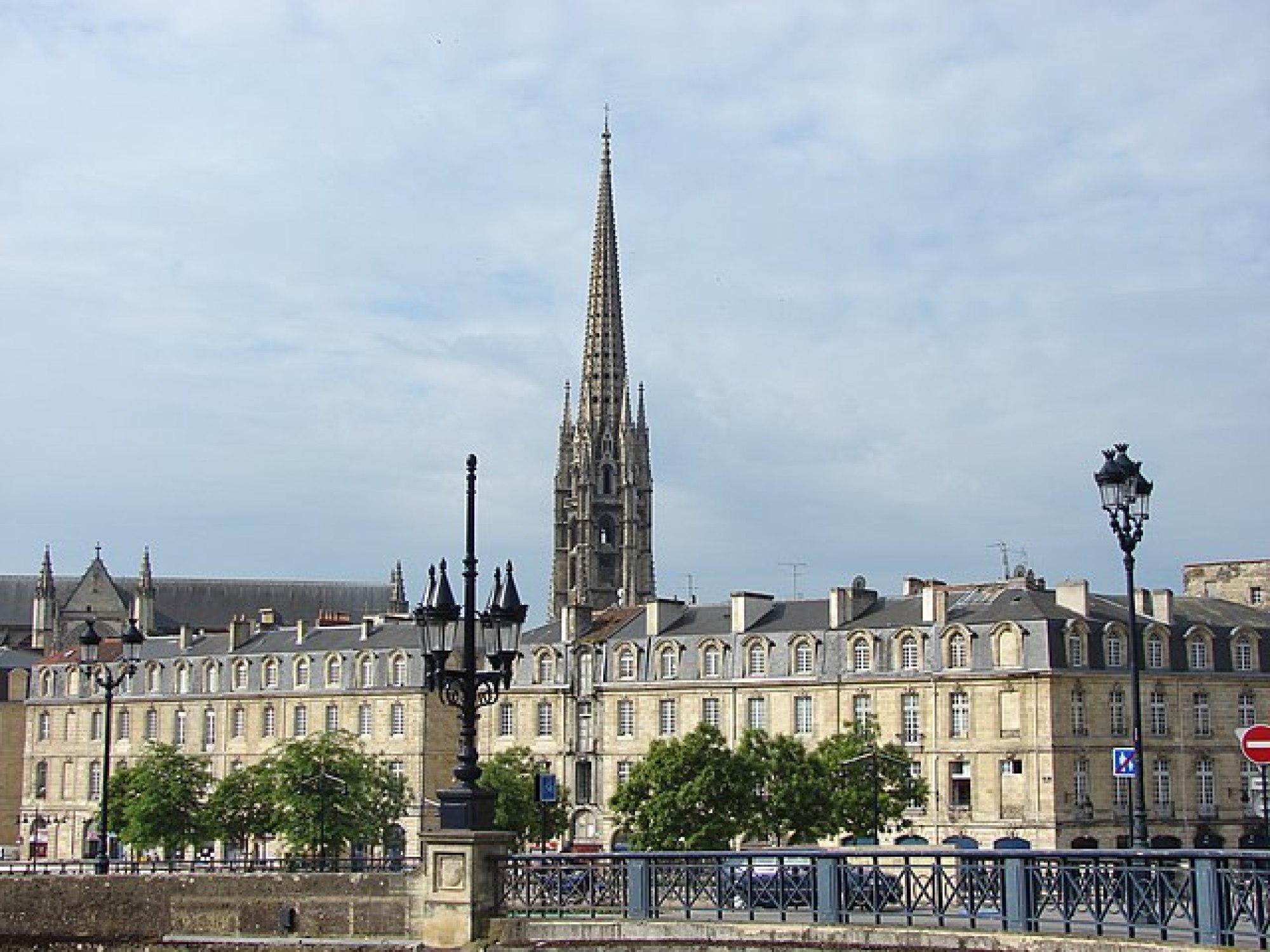 Vue sur le quartier Saint Michel à Bordeaux depuis la Garonne