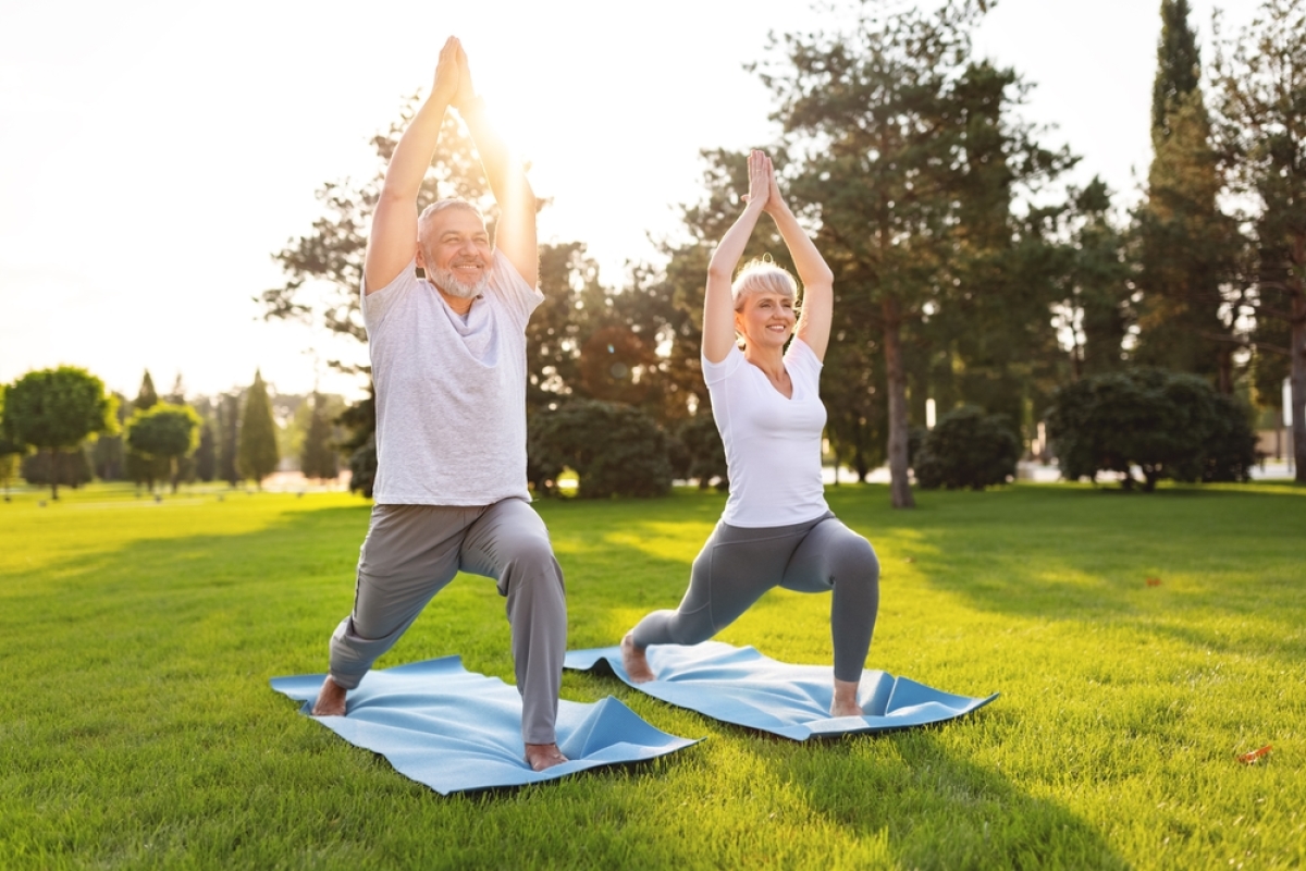 Seniors qui s’adonnent à des activités physique (yoga)