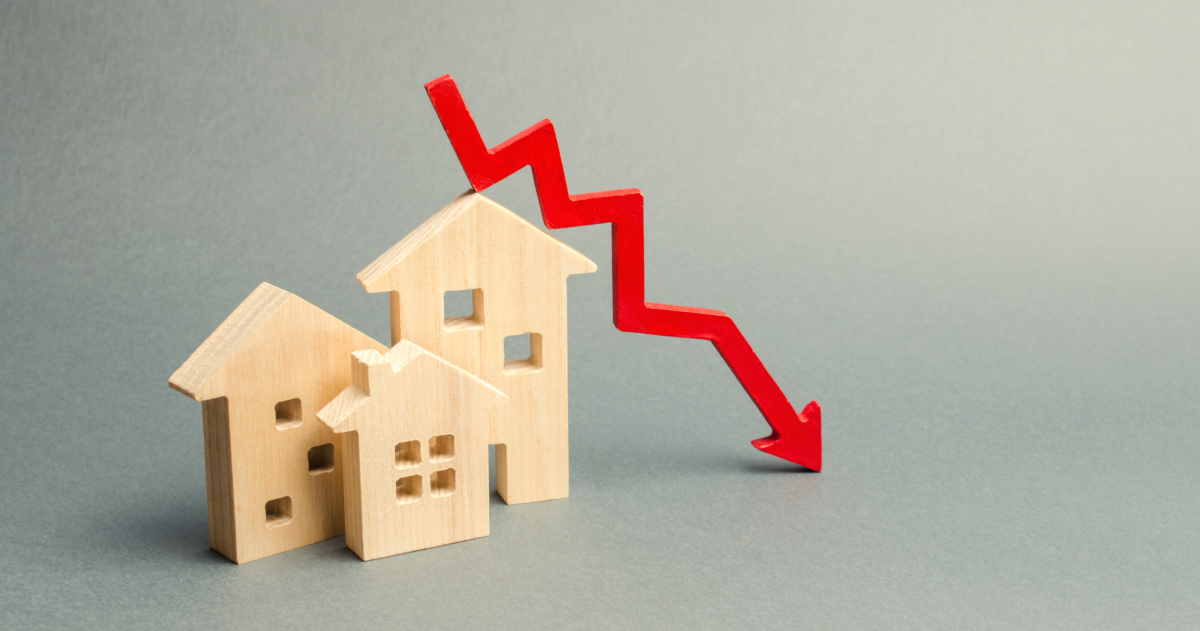 Le déstockage immobilier permet de trouver des appartements neufs à prix réduits appartement invendu programme neuf – 3 maisons en bois et une flèche descendante