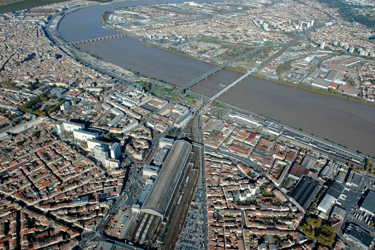 Le Quai neuf fait partie de Bordeaux Euratlantique Quai neuf à Bordeaux – Vue sur la gare Bordeaux Saint-Jean