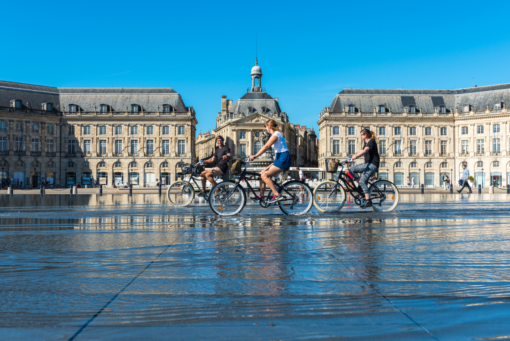 Des cyclistes sur la place de la bourse à Bordeaux