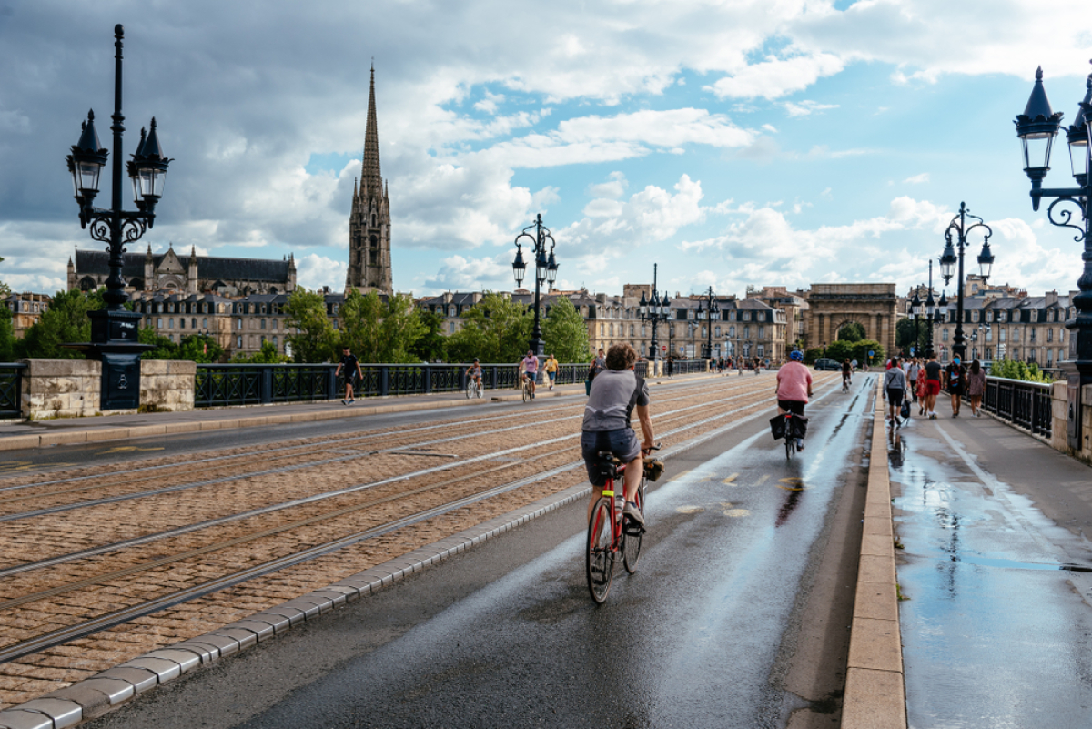 Vélo Bordeaux Métropole - Usagers qui empruntent des vélos