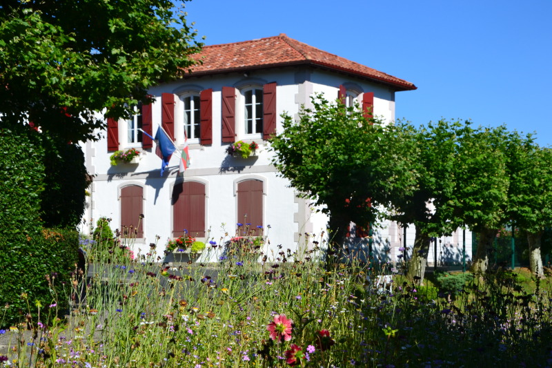 Loi Pinel Bassussarry – vue sur la mairie de Bassussarry, en Pyrénées-Atlantiques