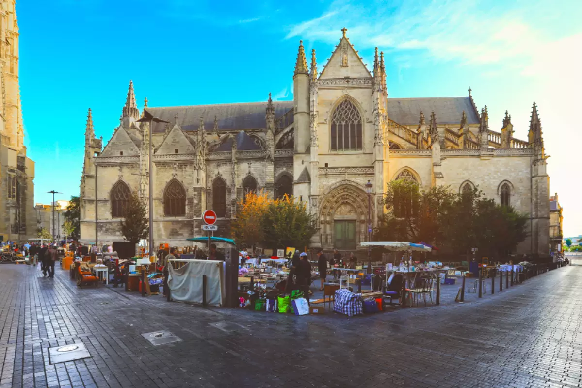Place des Capucins – Vue sur un marché dans le quartier Saint-Michel à Bordeaux