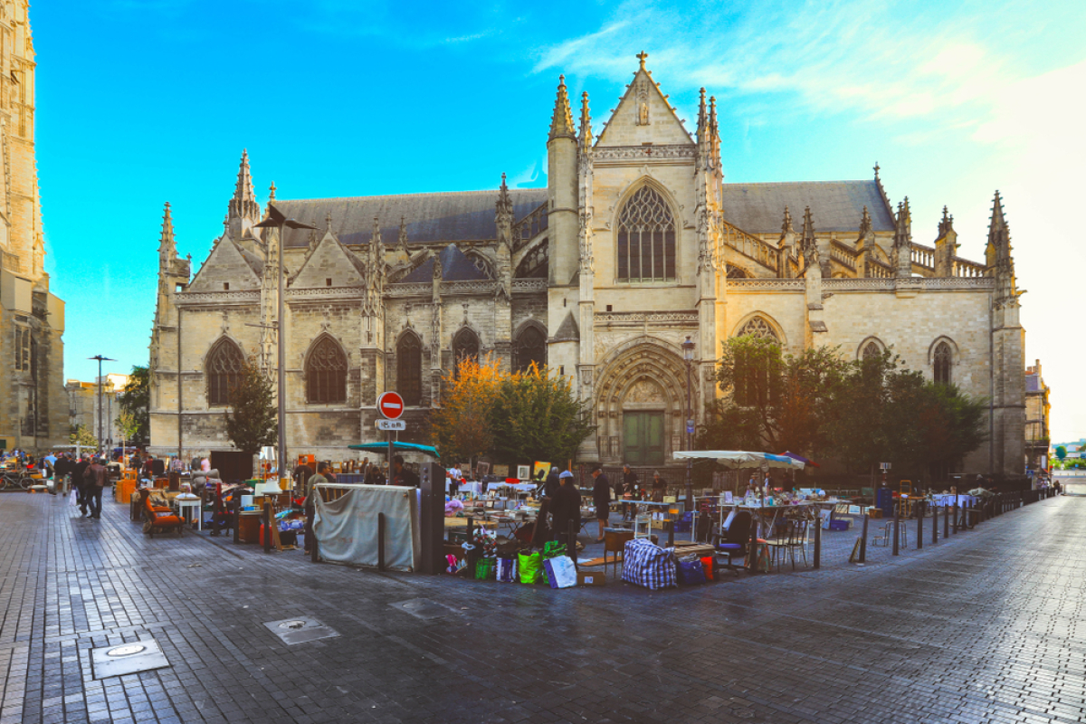 La place des Capucins est située dans le quartier Saint-Michel, un des plus emblématiques de Bordeaux Place des Capucins – Vue sur un marché dans le quartier Saint-Michel à Bordeaux