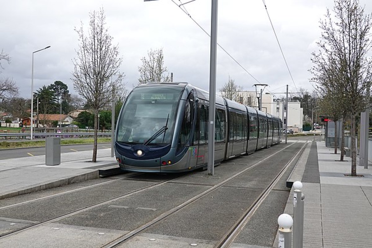 Le quartier de l’Alouette est desservi par le tramway Investir à Pessac – arrêt de tramway Alouette Pessac