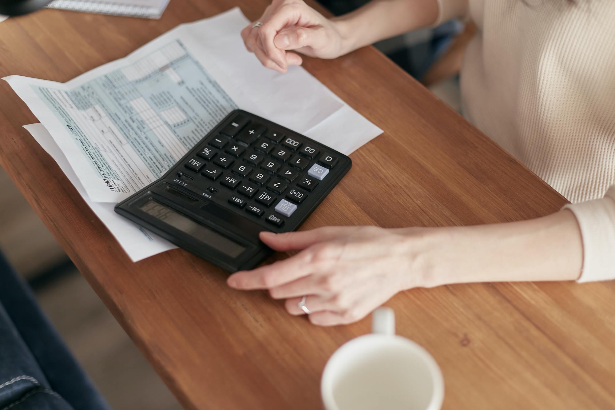 Une calculatrice posée sur un bureau