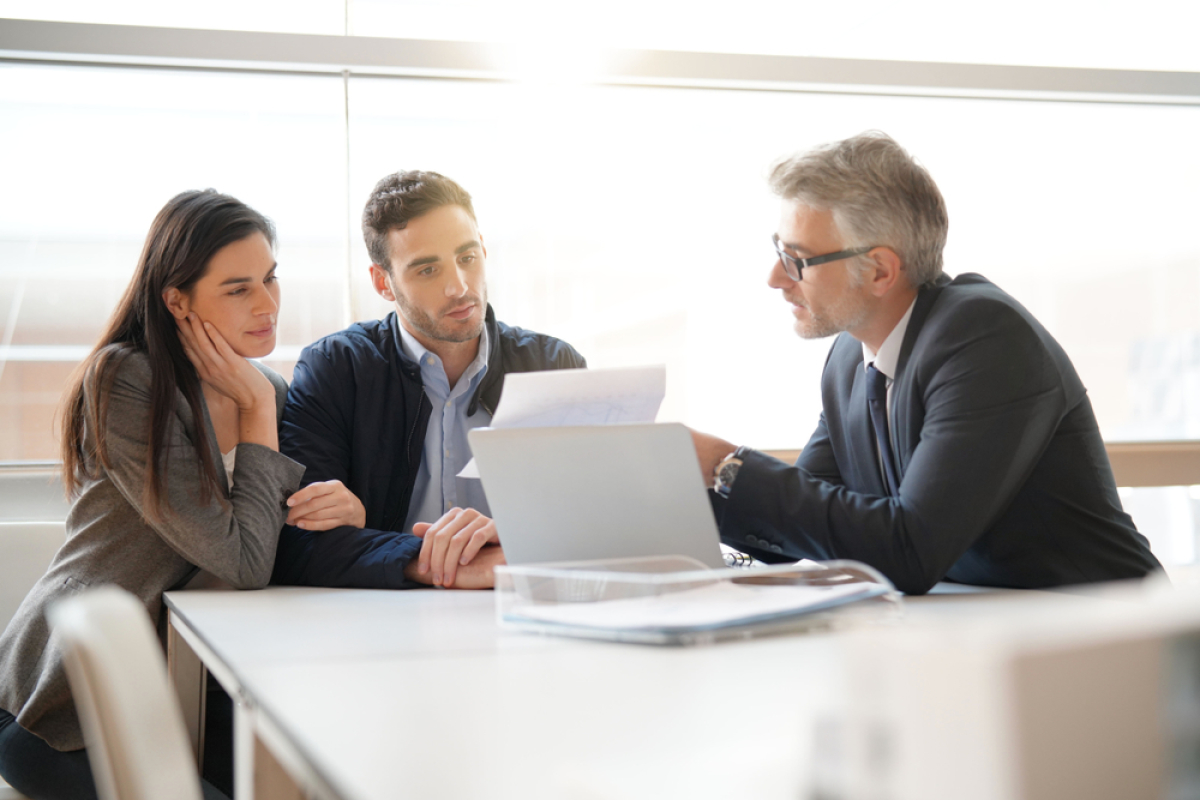 Les frais de notaire sont composé de frais et de taxes Frais de notaire achat immobilier neuf – Couple d’acheteurs qui est à un rendez-vous avec un notaire