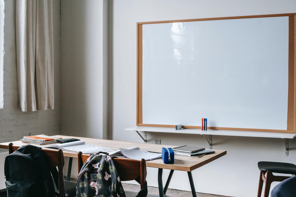 Calculez le montant de votre transaction de votre achat d’un bien immobilier neuf Frais de notaire achat immobilier neuf – Une salle de classe avec un tableau blanc au mur