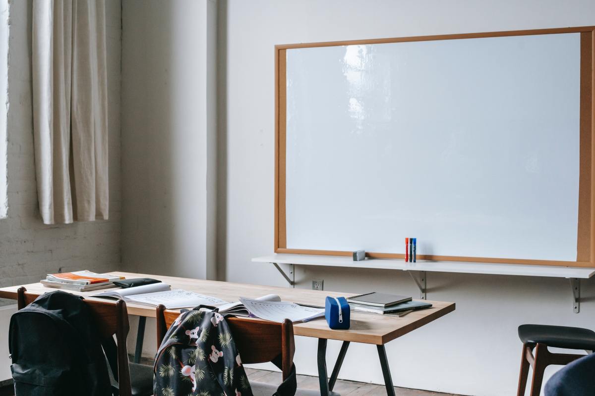  Frais de notaire achat immobilier neuf – Une salle de classe avec un tableau blanc au mur 