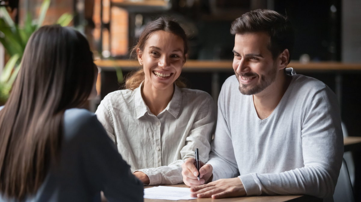  un rendez-vous entre des acheteurs et un commercialisateur en immobilier neuf