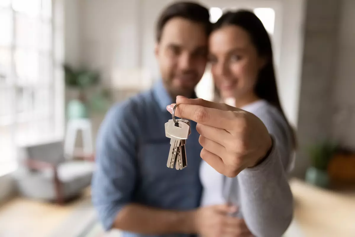 primo accédants 2025 - un couple tenant des clés