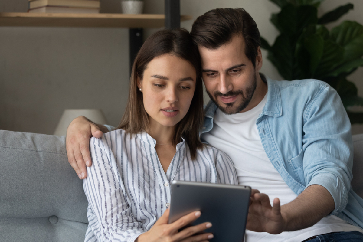 Plusieurs critères vont déterminer le choix de l’appartement dans lequel vous allez investir Quel type d’appartement se loue le mieux – un couple en train de regarder des appartements