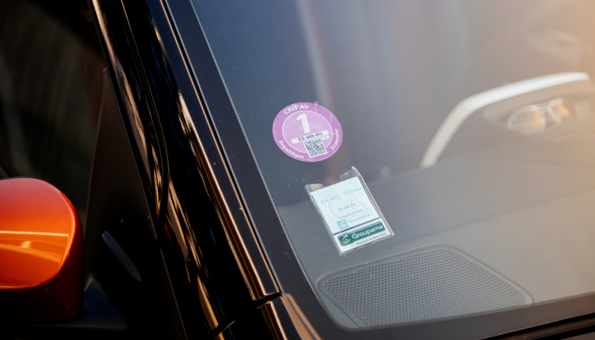 ZFE Bordeaux — Le pare-brise d’une voiture où on voit une vignette Crit’Air