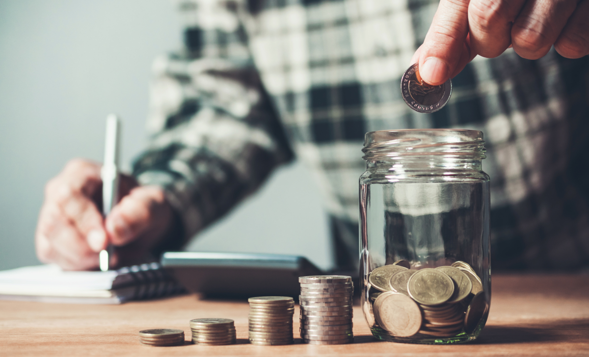 L’investissement locatif dans le neuf possède ses avantages conseils achat immobilier neuf – un homme met des pièces dans un bocal pour économiser