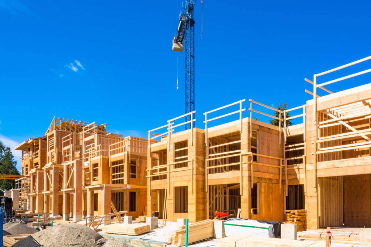La construction bois est une solution durable et économe en énergie batiment ossature bois – une résidence en bois en construction