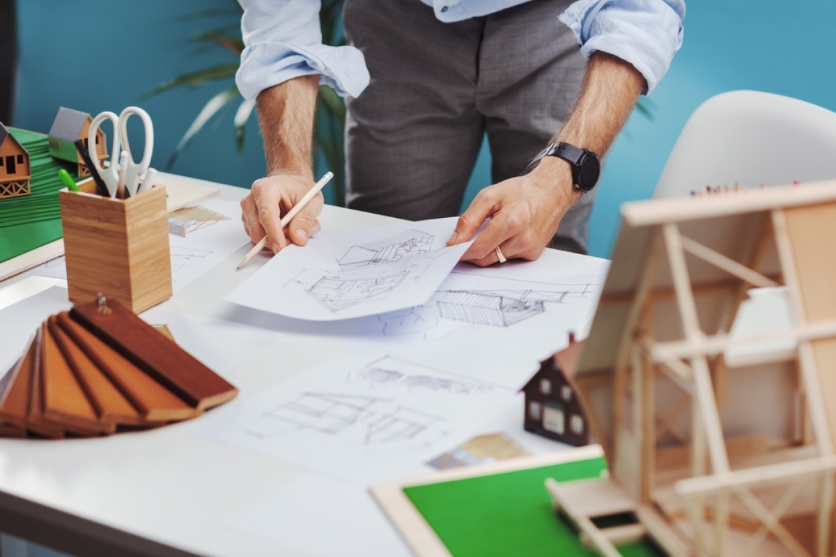 La conception d’un bâtiment en bois nécessite de connaître les réglementations et normes applicables batiment ossature bois – un architecte conçoit un batiment en bois