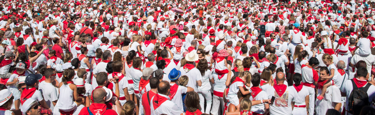 Vivre à Bayonne – de nombreuses personnes habillées en rouge et blanc pour les fêtes de Bayonne