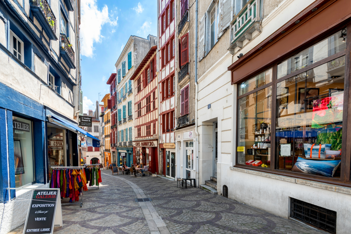 Vivre à Bayonne – des commerces dans une petite rue de Bayonne