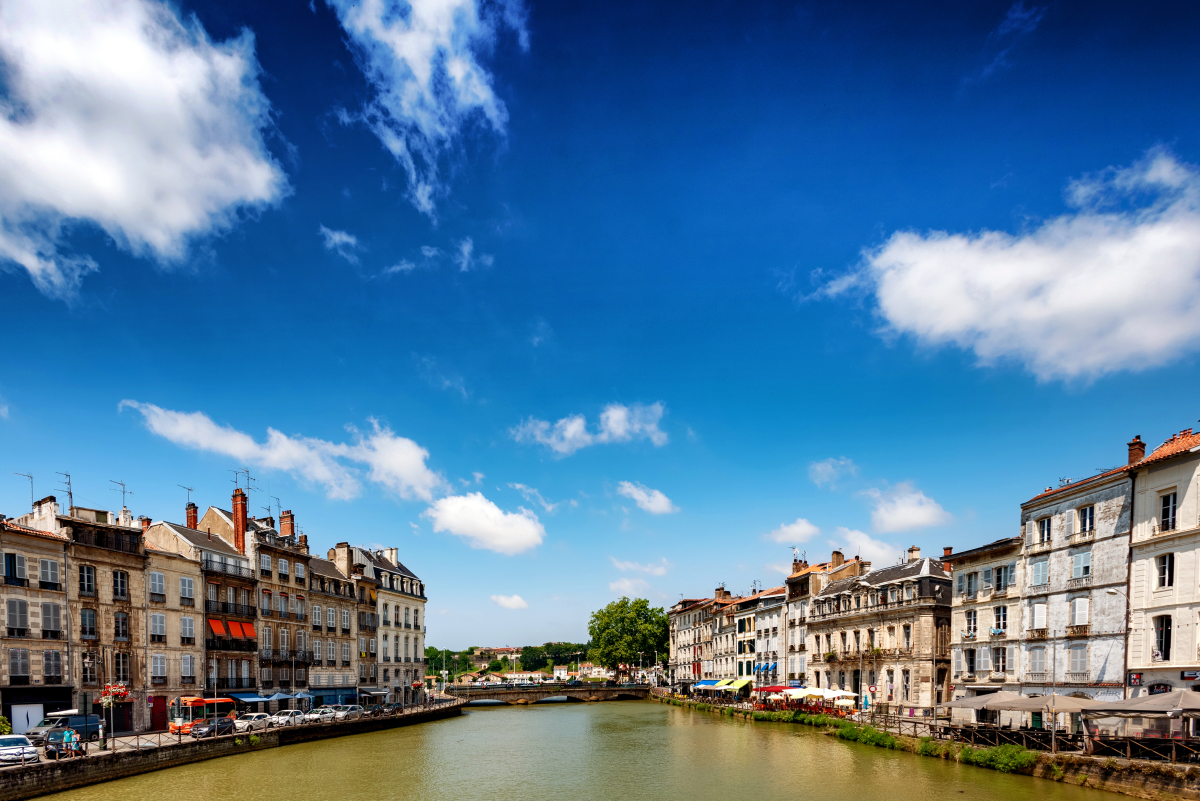 Vivre à Bayonne – Vue sur les quais de la Nive et un grand ciel bleu