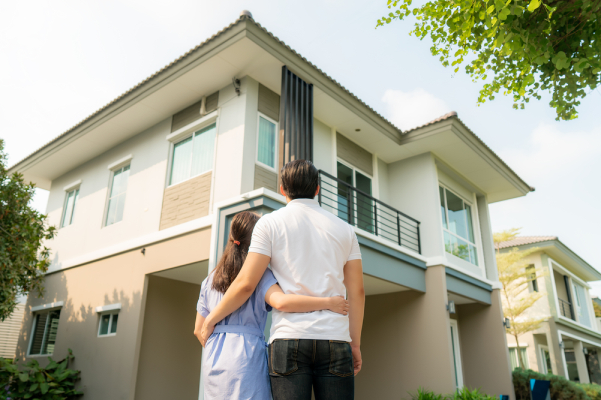 TVA réduite immobilier neuf – un jeune couple devant son nouveau logement