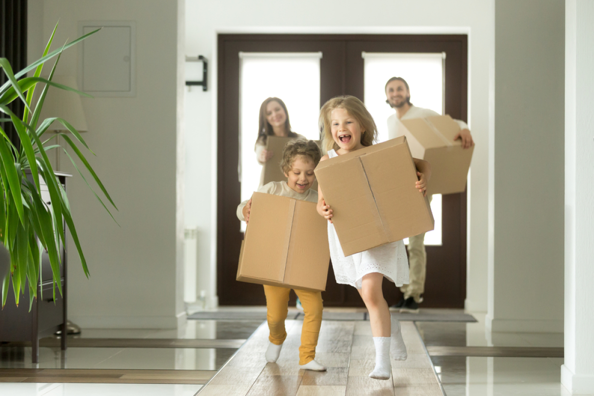 La TVA réduite permet l’accession à la propriété en réalisant des économies importantes TVA réduite immobilier neuf – des enfants courent avec des cartons dans leur nouvelle maison