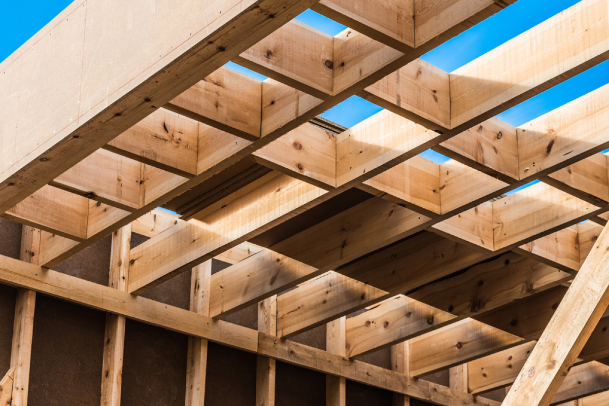 le bois est l’un des principaux matériaux biosourcé utilisé dans la construction immobilière durable une charpente en bois