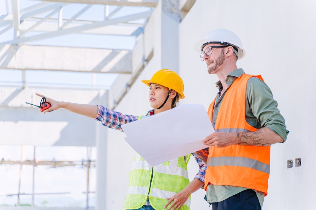 les labels Effinergie sont au nombre de 4 une cheffe de chantier pointe du doigt un élément à un ouvrier