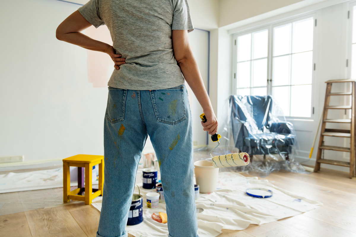 Remboursement caution locataire – Une personne en train d’effectuer des travaux dans son logement 