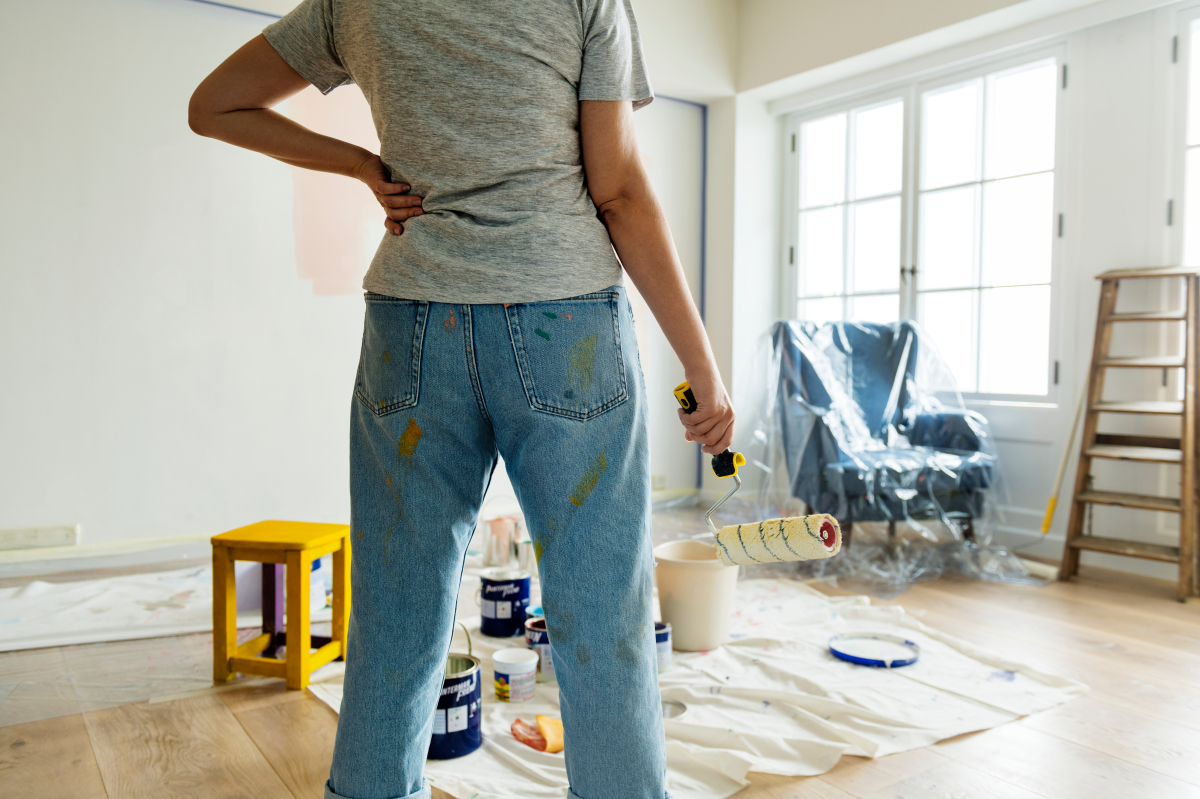 Remboursement caution locataire – Une personne en train d’effectuer des travaux dans son logement