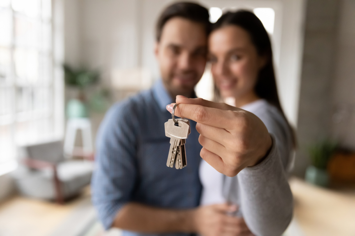 bordeaux investit 20M pour les logements sociaux – un couple d'heureux propriétaires