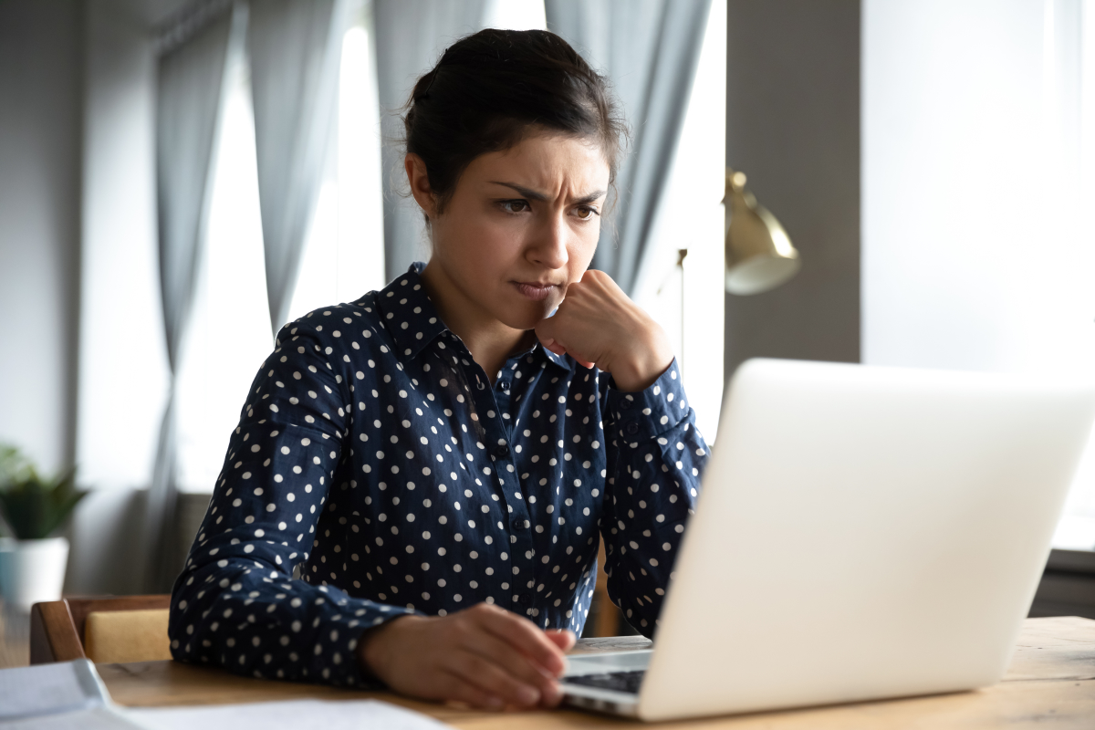 LMNP AirBNB — une femme regarde son ordinateur d’un air inquiet