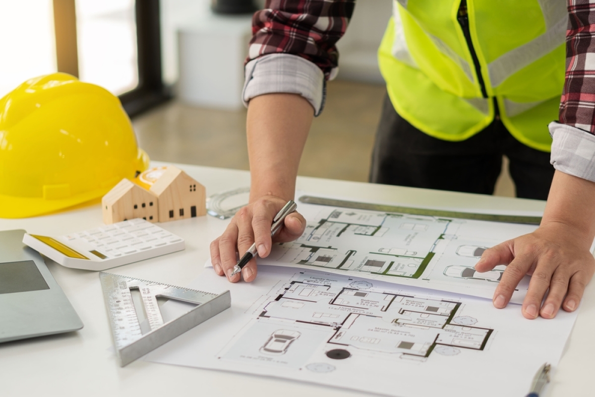 transformation de bureaux en logement – un chef de chantier étudie un plan