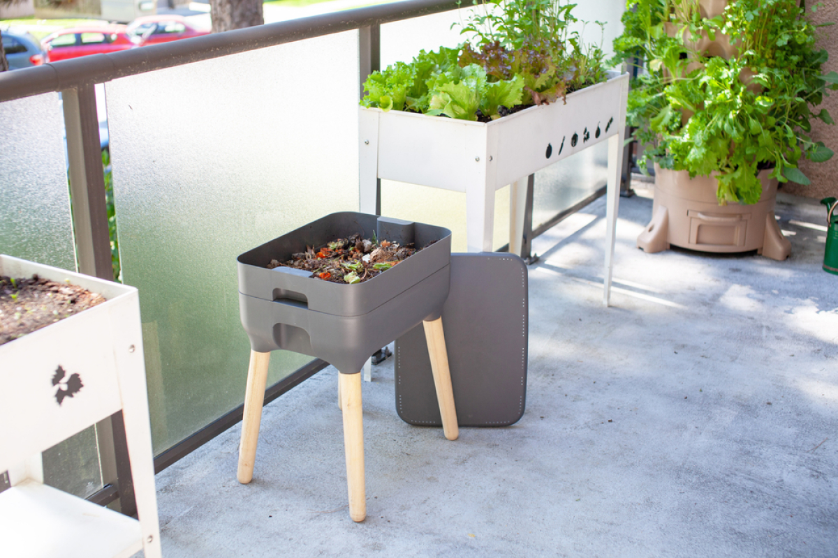 Le composteur individuel permet à chaque résident d’être responsable de son compost Compostage obligatoire 2024 en copropriété — un composteur individuel sur un balcon
