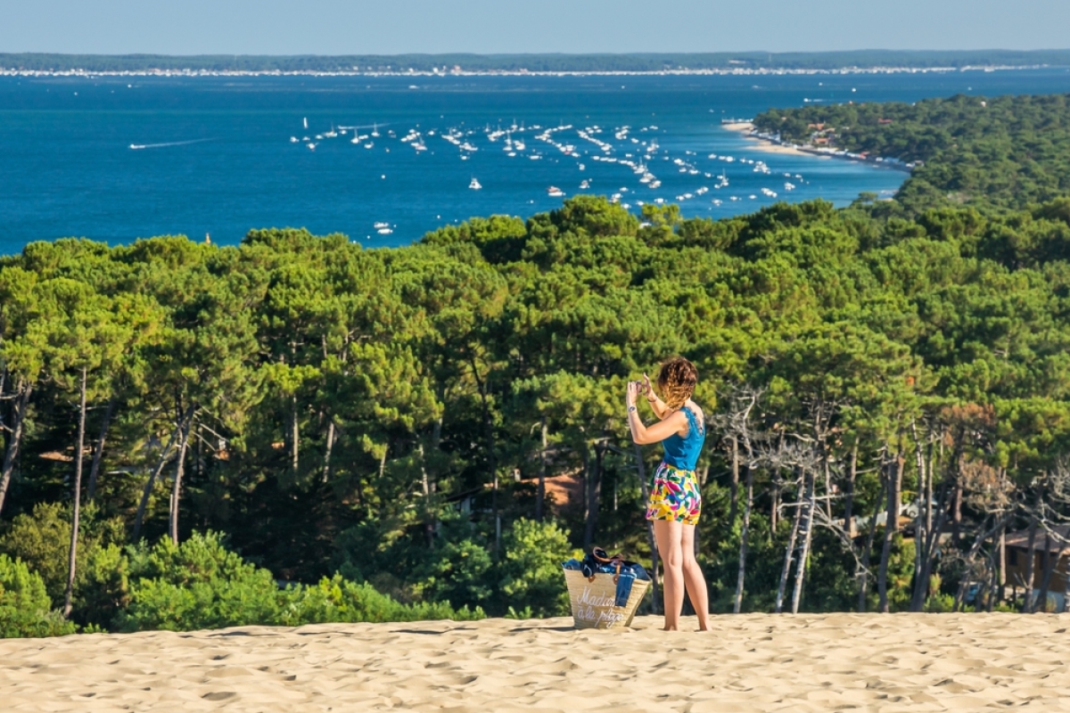 une femme sur la dune du pilat