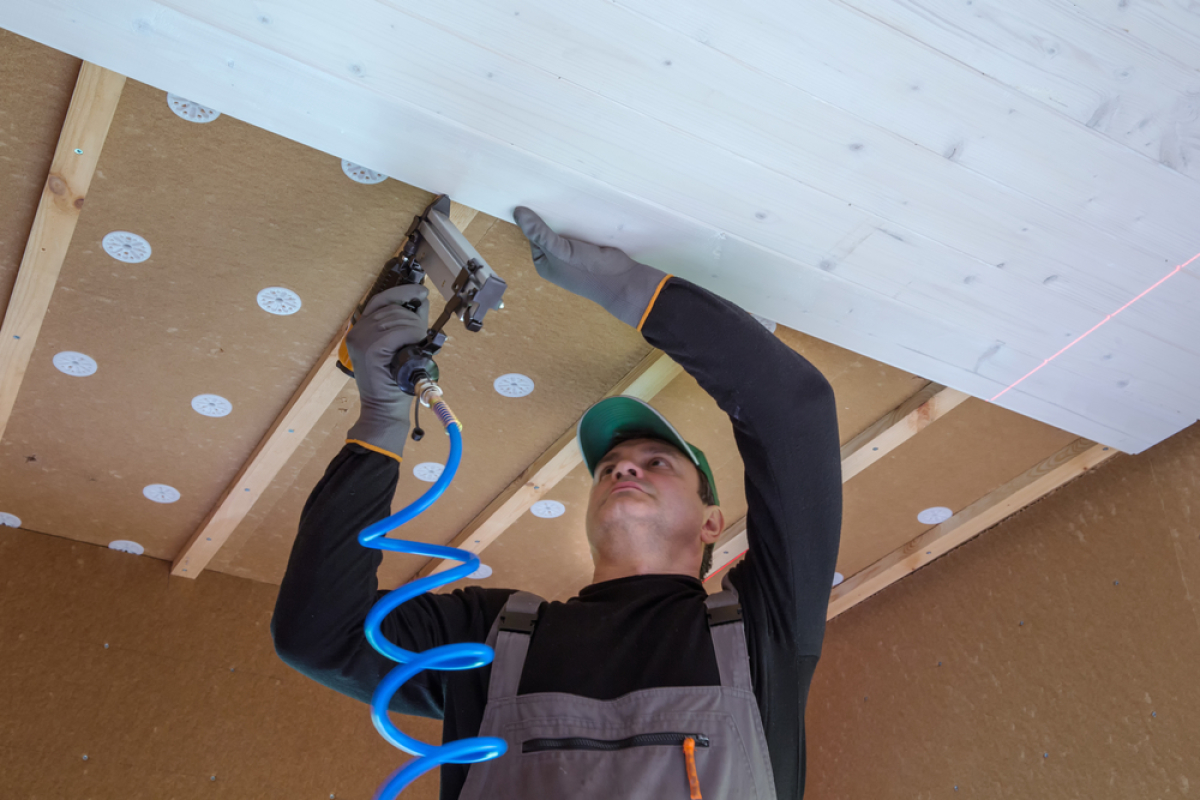 RE2020 – un ouvrier entreprend des travaux de rénovation