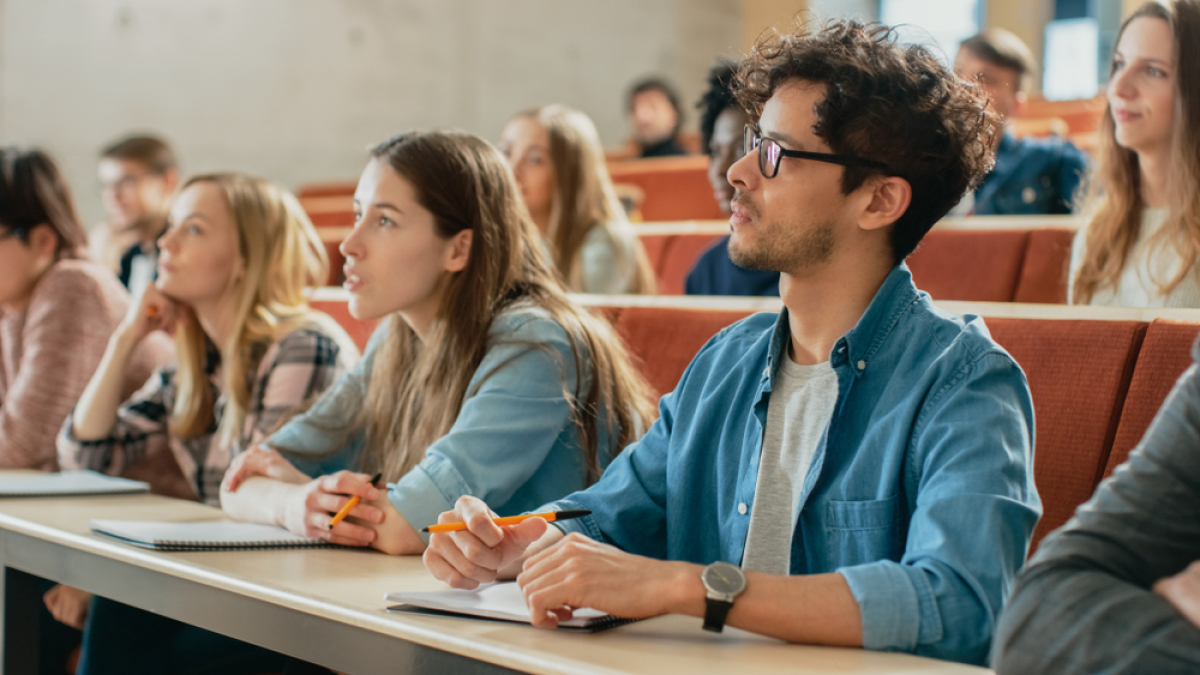 Elisabeth Borne Logement — Des étudiants en train de suivre un cours dans un amphithéâtre