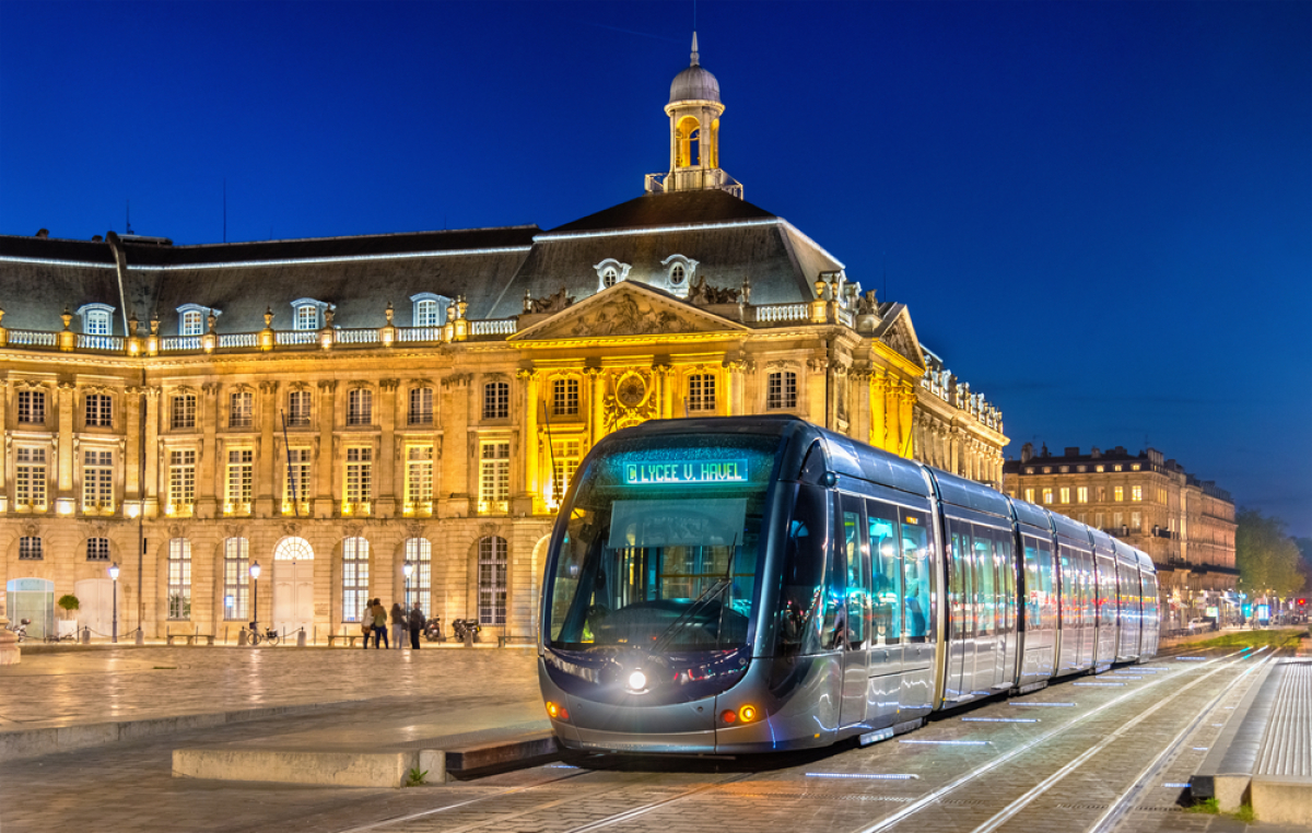 La ville de Bordeaux est très bien desservie par les transports en commun bordeaux ville étudiante – le tramway place de la bourse