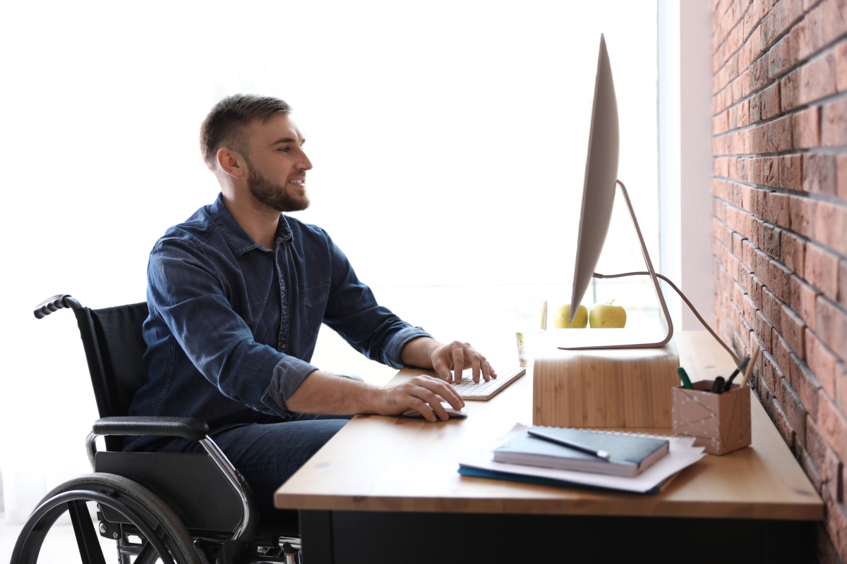 MaPrimeAdapt — Une personne en situation de handicap utilisant un ordinateur