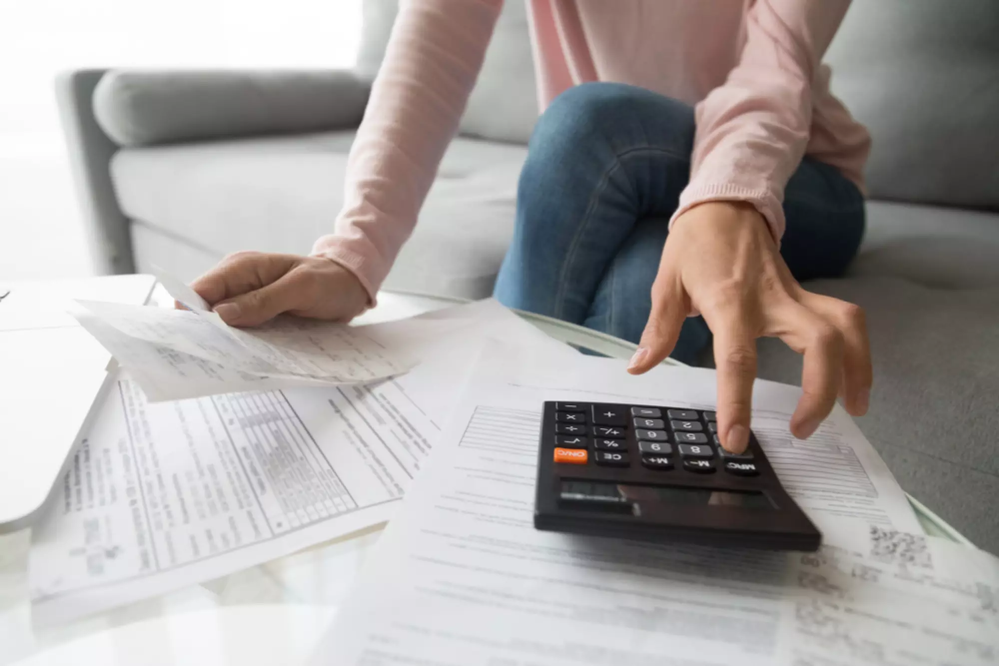 Une femme s'occupe des documents administratifs pour sa location en LMNP