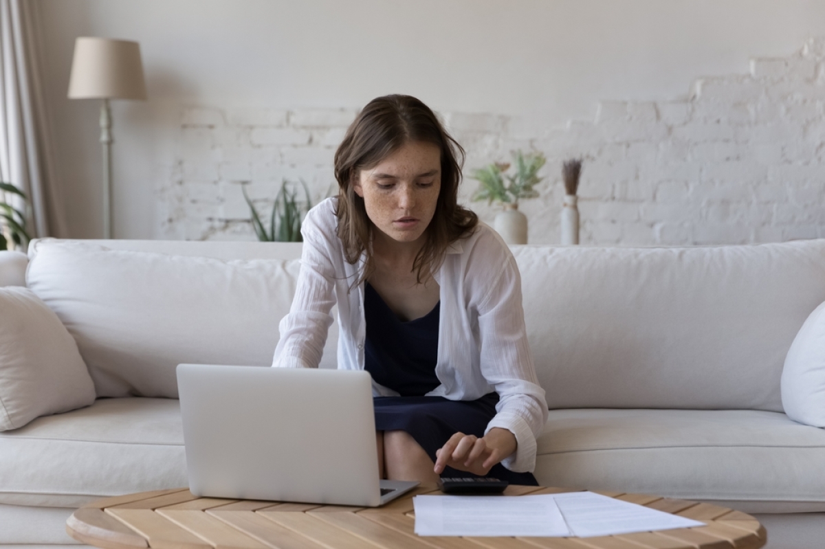 encadrement des loyers – une jeune femme vérifie si elle peut bénéficier de l’encadrement des loyers