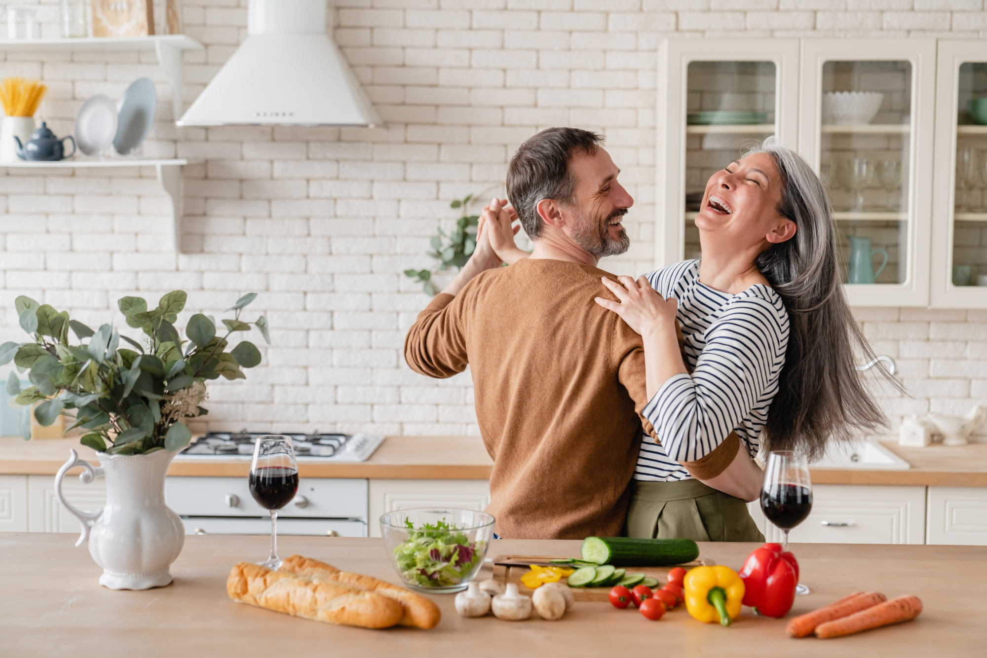 Un couple heureux danse dans une cuisine